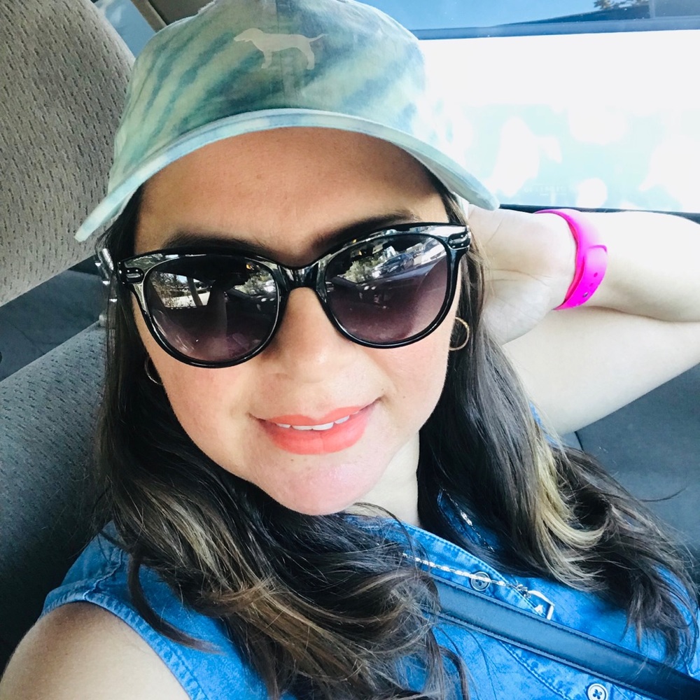 Meet your Posher, Idania